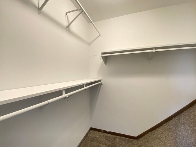 Building Photo - 2 Bedroom Townhome