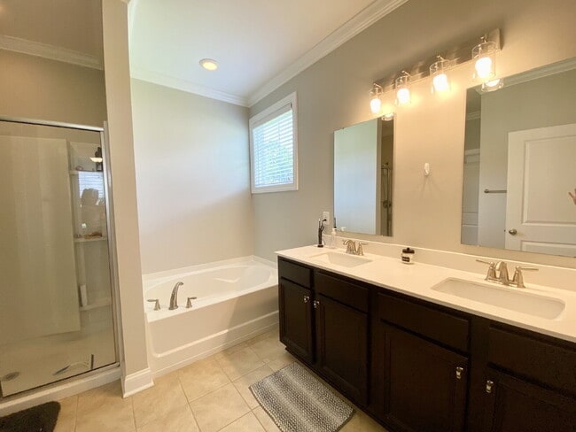 Building Photo - Ranch Style, Four Bedroom Home in Mill Creek!