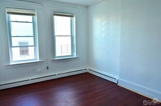 Building Photo - 572 West Side Ave
