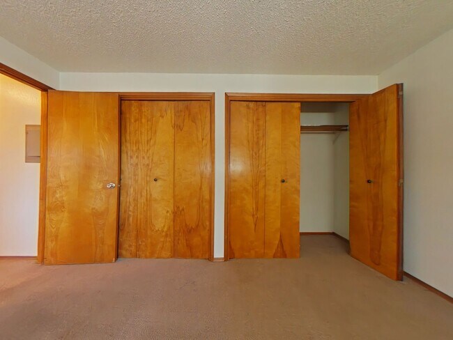 Building Photo - 2 Bedroom Apartment ~ Close to Campus