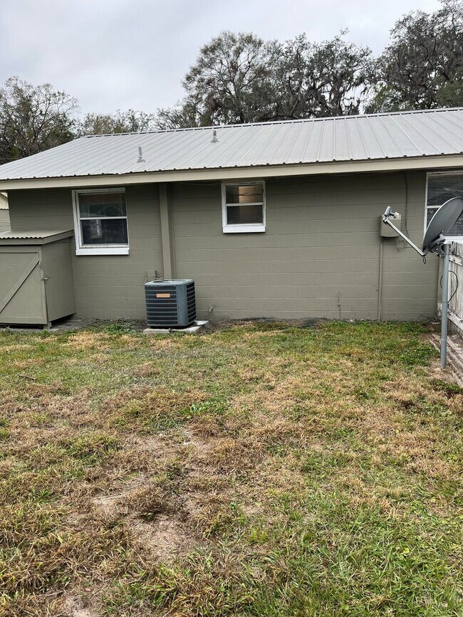 Building Photo - Move-In Ready 1BR/1BA Duplex with Modern Updates in Prime Zephyrhills Location!