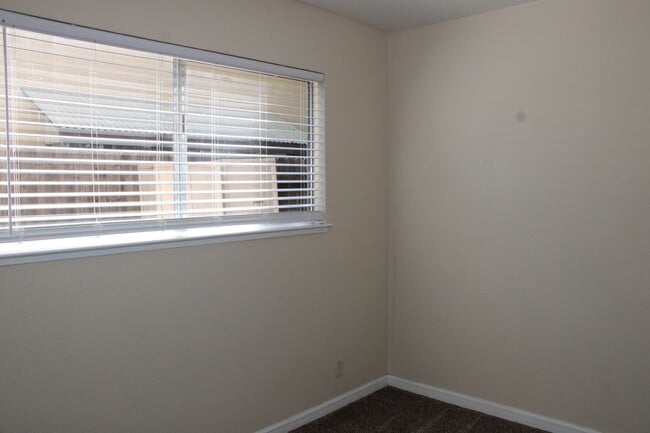 Building Photo - 2213 Roselake Ave