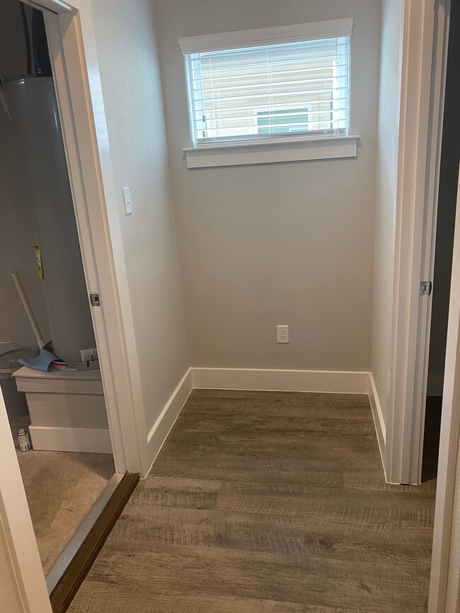 Building Photo - Coming soon! Darling 3/2/2 Fireplace - Walk in Shower - commuter friendly