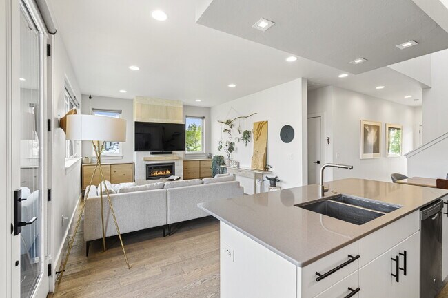 Building Photo - Modern Luxury in this end unit Blondie Condo