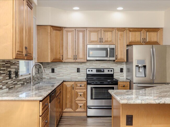 Building Photo - 3 Bedroom, 2.5 Bath CATALINA MOUNTAIN VIEWS! ROOF TOP CABANA!!