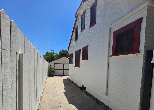 Building Photo - 1692 N Marengo Ave