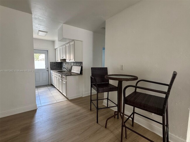 Building Photo - 2120 Biarritz Dr