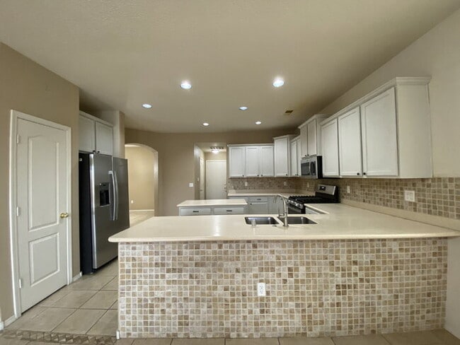 Building Photo - Large 5BR/2Story w/Balcony - Northern Meadows