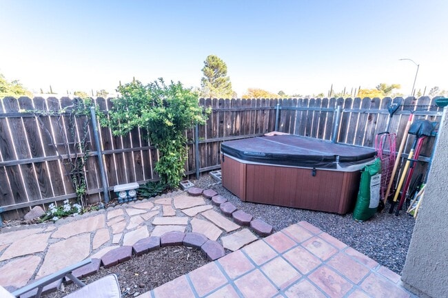 Building Photo - Cozy Condo! 2 Bedroom, 1 Bath, Washer & Dr...