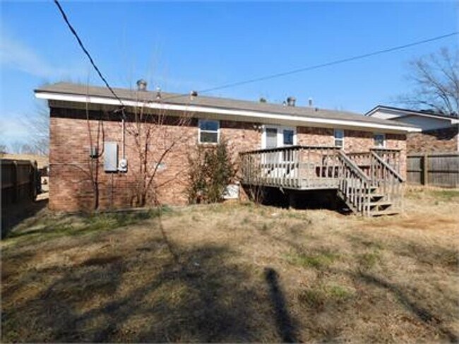 Building Photo - 1712 Savannah Dr