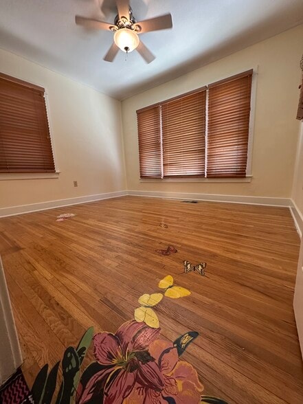 Room 2 - 4933 Aldama St