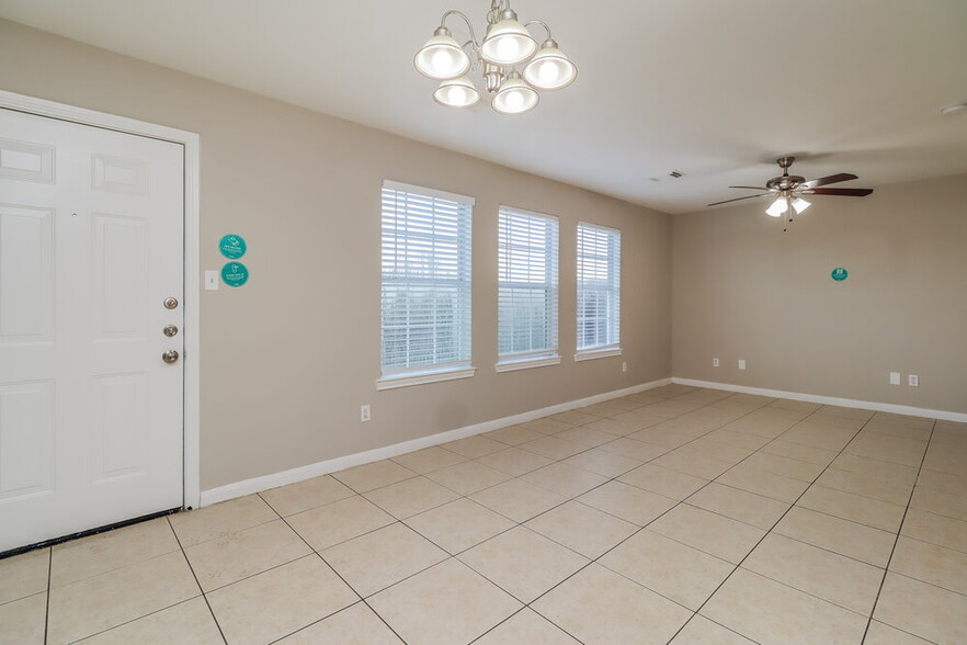 Building Photo - 4946 N Cancun Dr