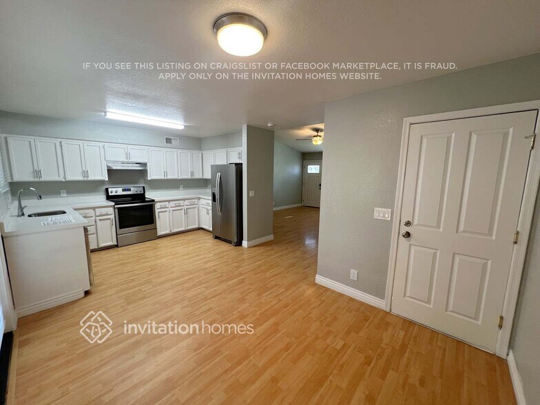 Building Photo - 2926 E Escondido Ave