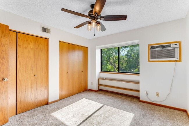 Building Photo - Cozy Condo in Convenient Location with Mou...