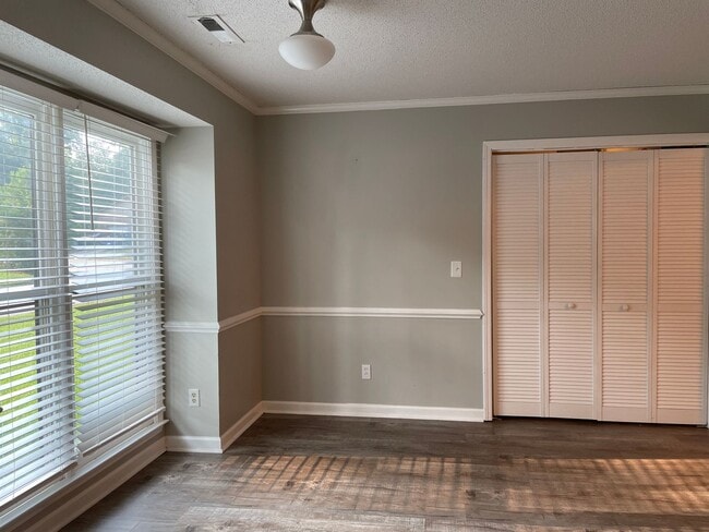 Building Photo - Charming 2 Bed, 2 Bath Triplex in Fayettev...