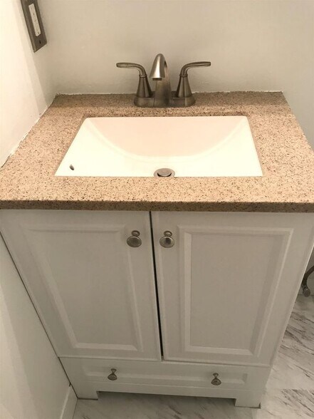 Building Photo - 13 Strawberry Bank Rd