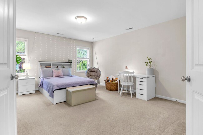 Building Photo - 4 bedroom 2.5 bathroom home close to beaches, shopping, and Marine Corps Bases.