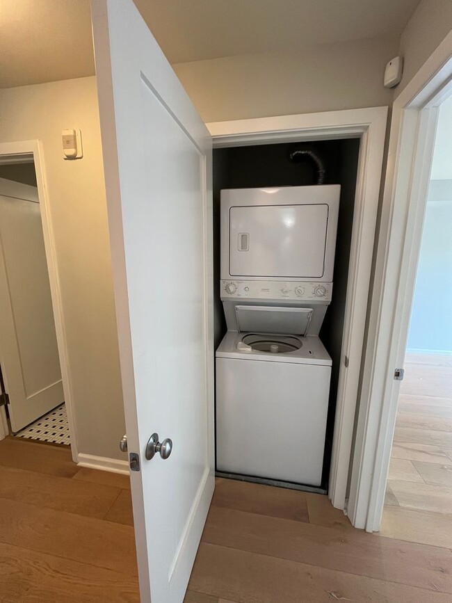 Building Photo - Beautiful 2BR/1BA with Large Private Patio, Parking & Shared Rooftop Deck in Marina