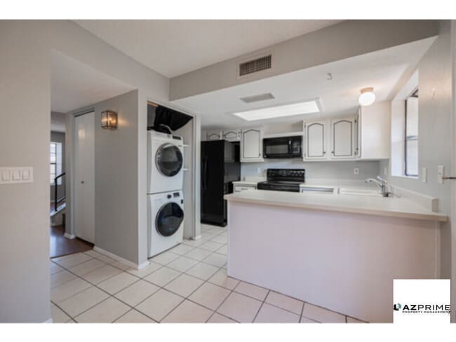 Building Photo - A Rare Find in Glendale, This 2/2.5 Townho...