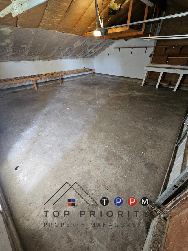 Building Photo - 2 Bedroom | 1 Bathroom Single Family Home ...