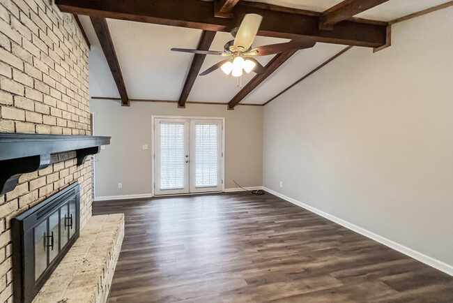 Building Photo - 302 Gardenia Rd