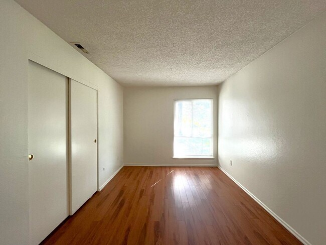 Building Photo - 3 bed, 2 bath located in Riverside!