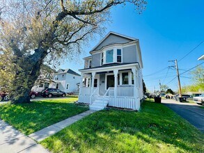 Building Photo - AVAILABLE JUNE - 4 Bed 1.5 Bath Home in Superior