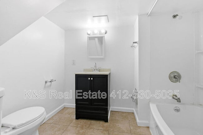 Building Photo - 433 28th St