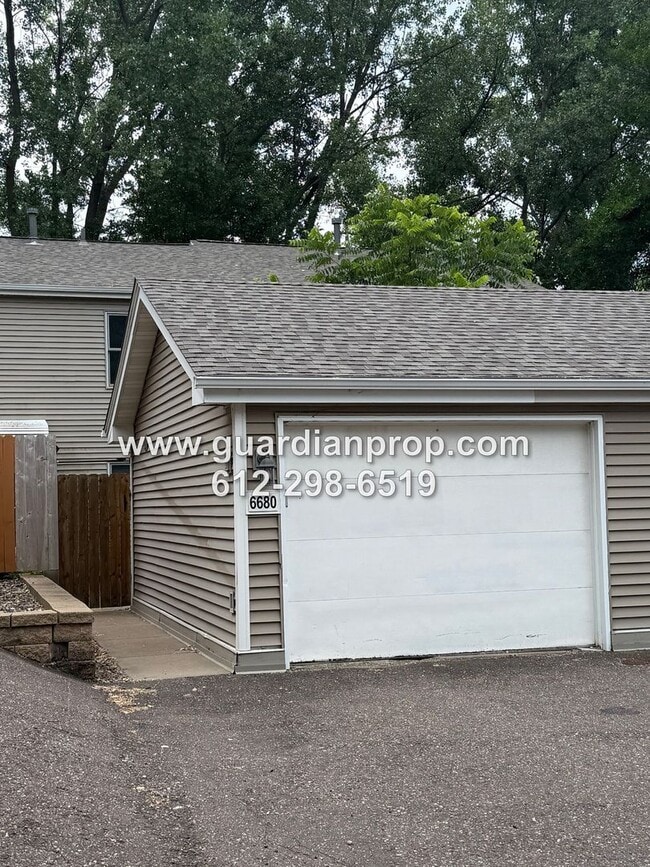 Building Photo - Townhouse Overlooking Pond Available Now, ...