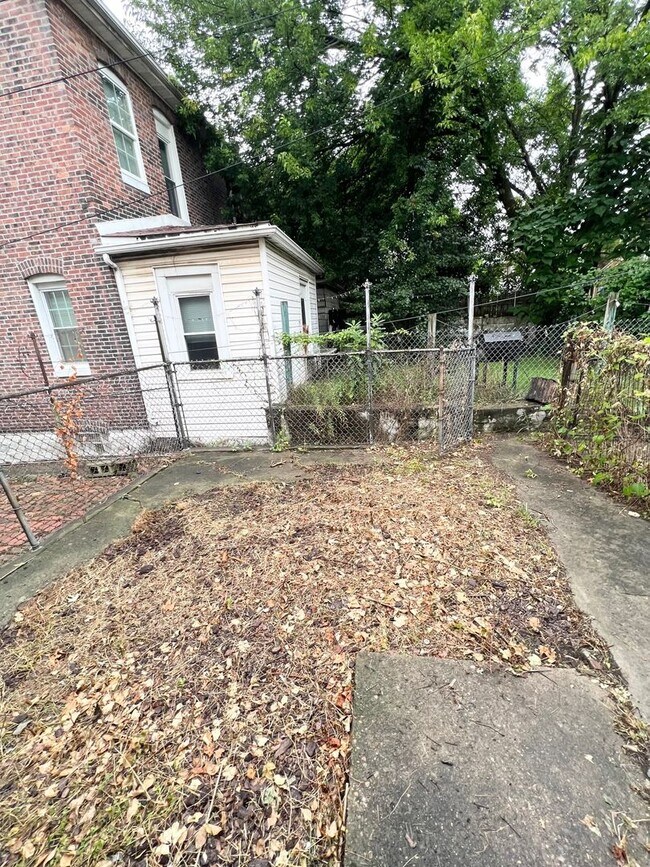 Building Photo - Spacious 3 or 4 Bedroom 2 Bathroom Available in Oakland, Modern Updates and Great Front Porch and...