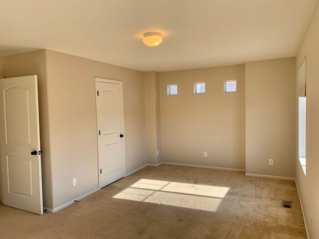 Building Photo - Gorgeous 2 Bedroom + Den, 2 Bathroom Home in Thompson River Ranch!