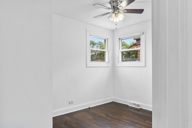 Building Photo - 4543 S Leclaire Ave