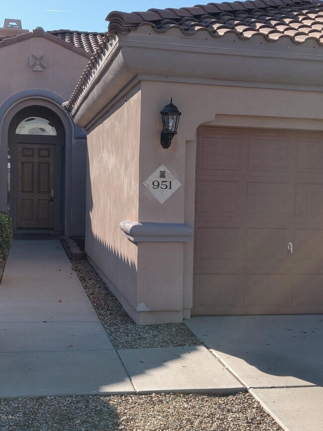 Building Photo - 951 W Orchard Ln