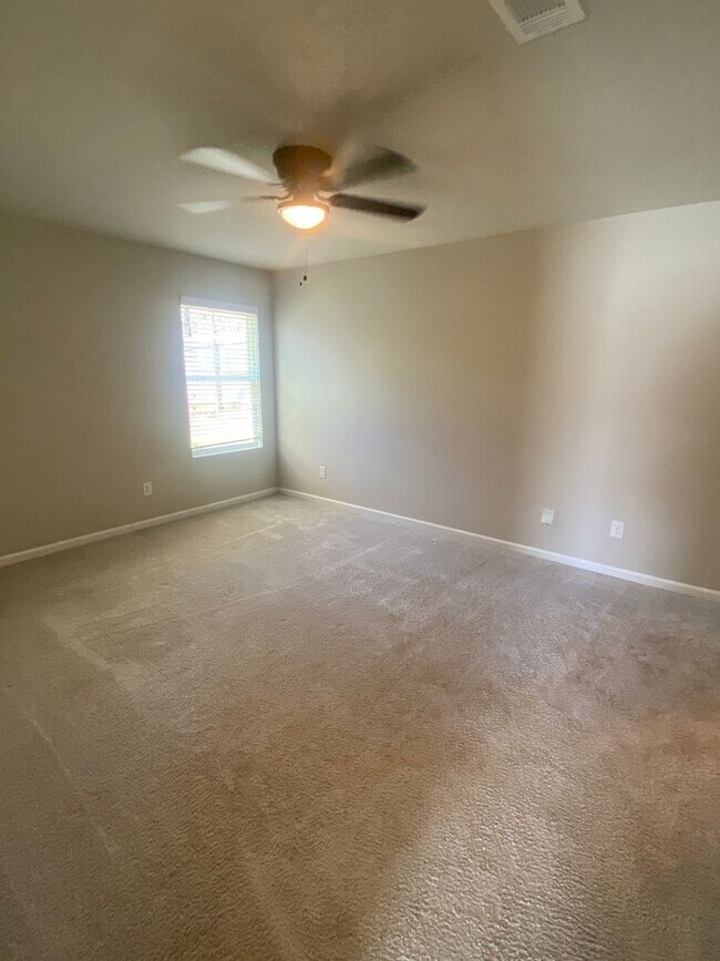 Building Photo - Spacious 3BR/2BA Home with Garage