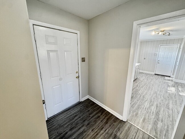 Building Photo - 954 E Holmes Rd