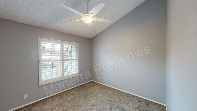 Building Photo - Beautiful 2 Bed/2.5 Bath Townhome
