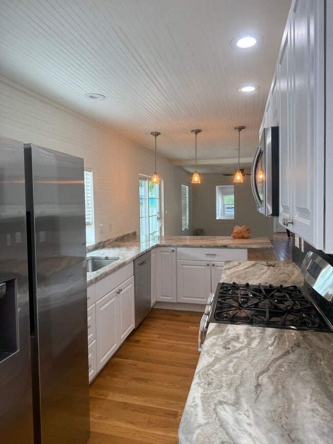 Building Photo - Updated Costal - Style home