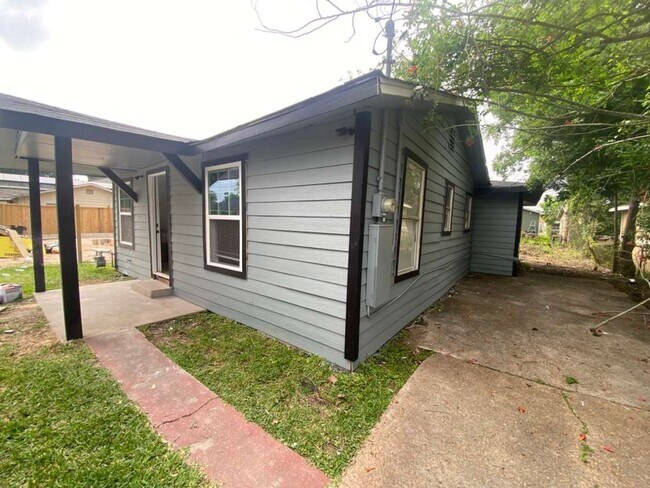 Building Photo - BEAUTIFUL HOME IN HOUSTON. MOVE IN READY!.