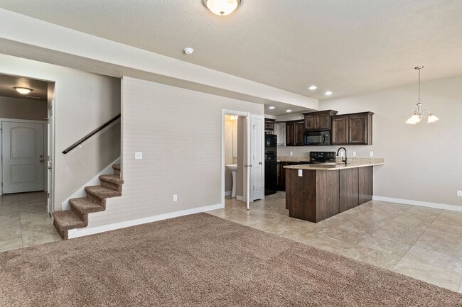 Building Photo - 3 Bed 2.5 Bath Layton Townhome