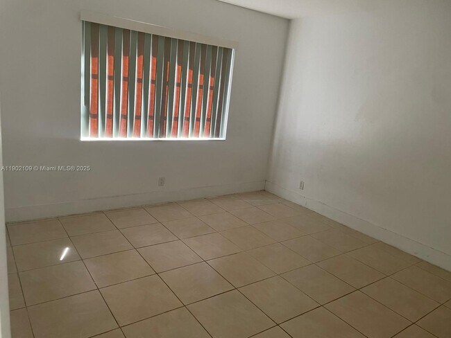 Building Photo - 3125 Oakland Shores Dr