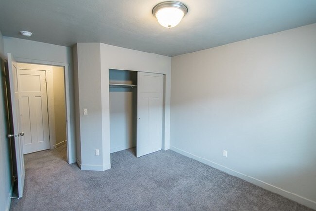 Building Photo - Amazing Townhome in Edgewater Community