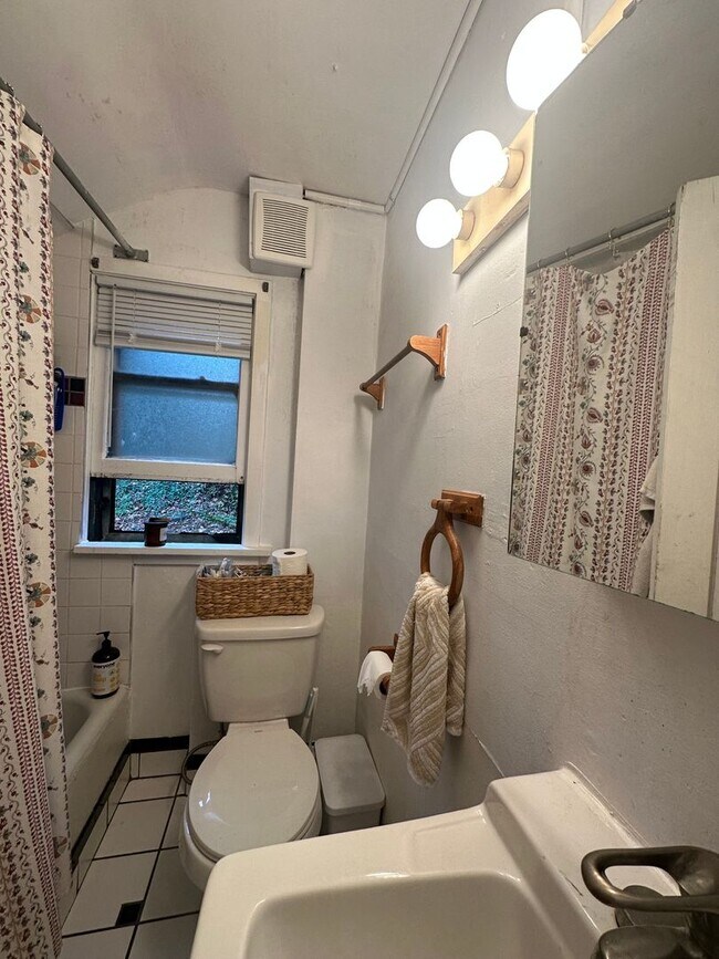 Building Photo - 338 N Garden St