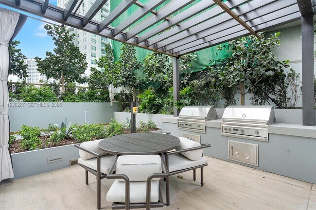 Building Photo - 77 SE 5th St