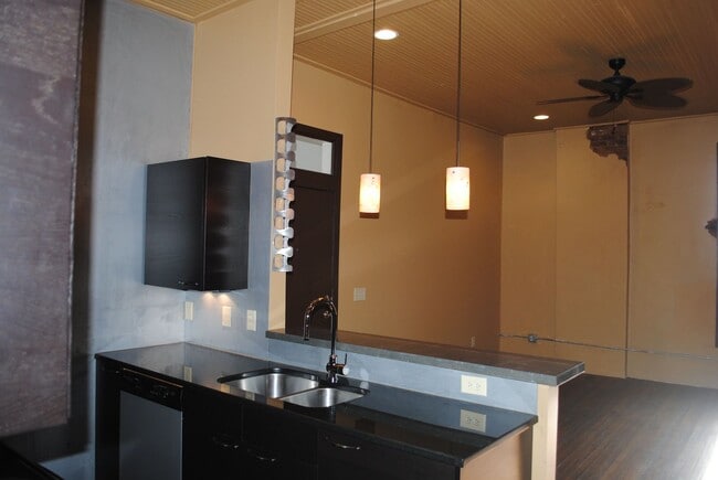 Building Photo - Beautiful 1BR Contemporary Downtown Loft