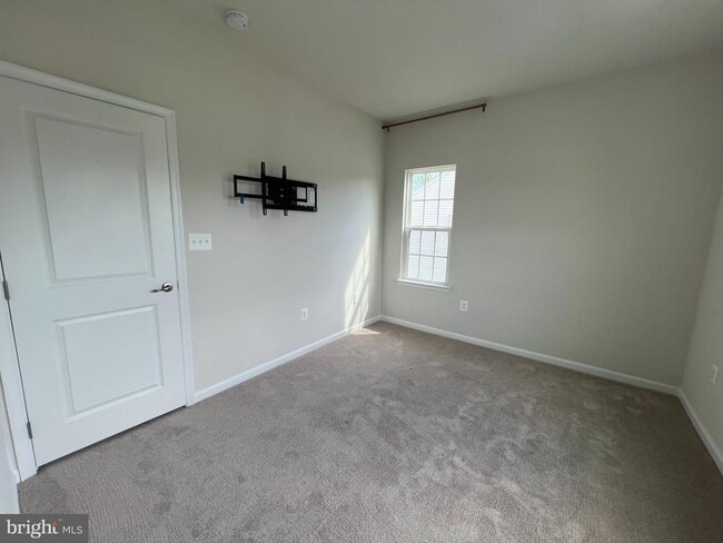 Building Photo - 526 River Crest Way