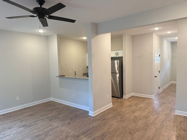 Building Photo - 2 Bed/2.5 Bath Townhome with Garage (Trash Included)