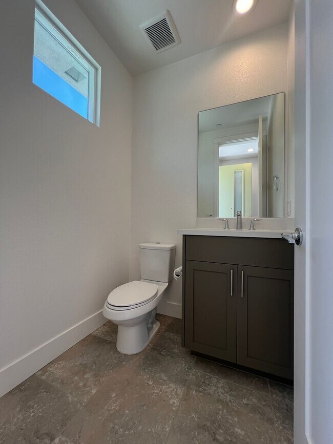Building Photo - Downtown SJ SMART tri-level condo availabl...