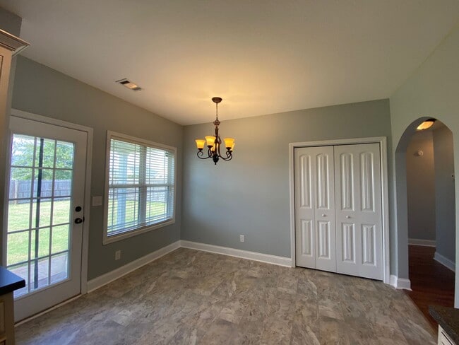 Building Photo - Adorable 3 bed/2 bath home! Great location!
