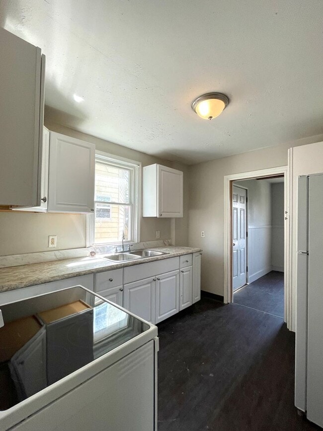 Building Photo - Multi Family Home 3 Bedroom and 1 Bath For Rent - Coming Soon