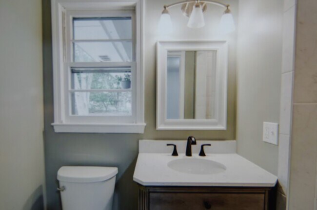 Building Photo - 2475 Drexel Dr